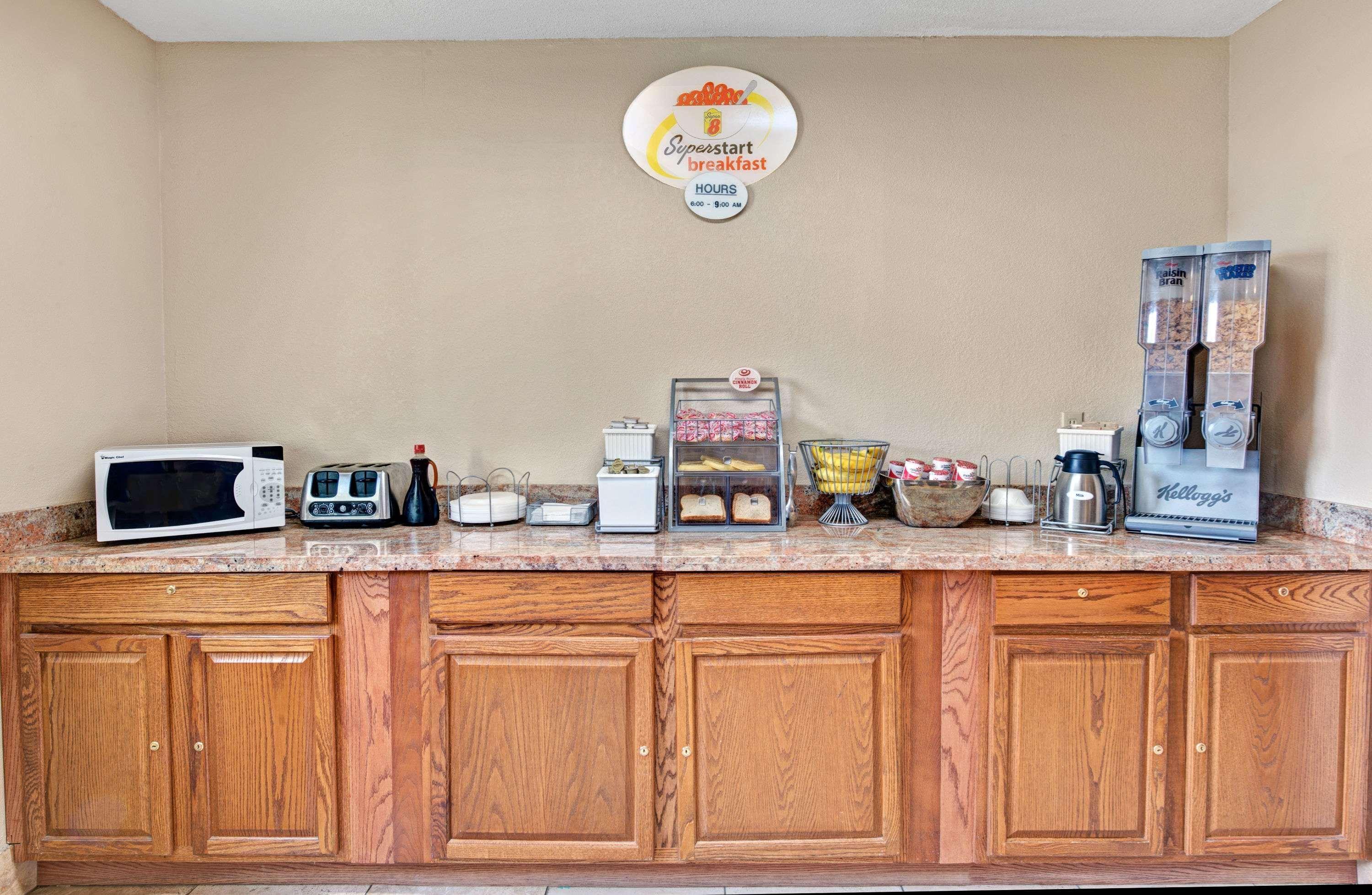Super 8 By Wyndham Indianapolis Emerson מראה חיצוני תמונה