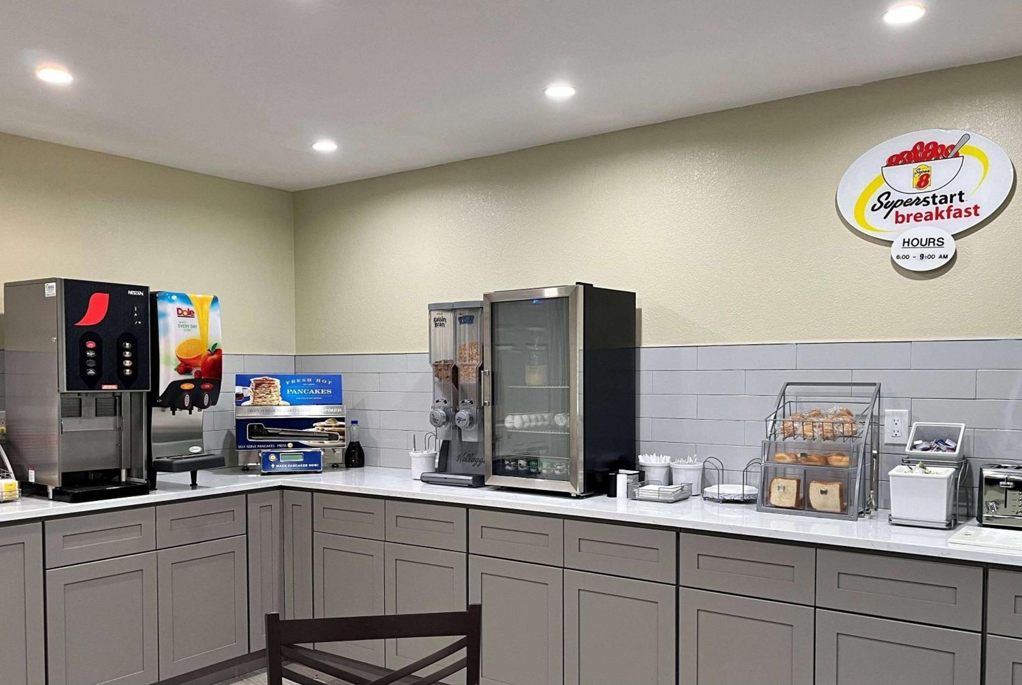 Super 8 By Wyndham Indianapolis Emerson מראה חיצוני תמונה